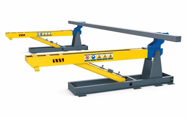 Hydraulic pallet tilting station for precast wall panel demoulding