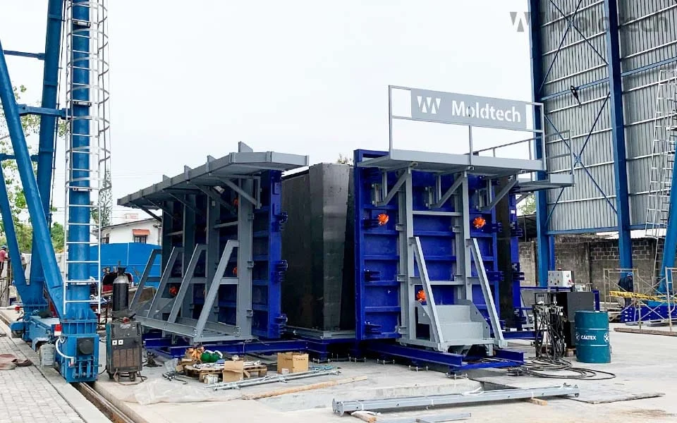 Hydraulic 3D mould with aligned steel side forms and access platforms