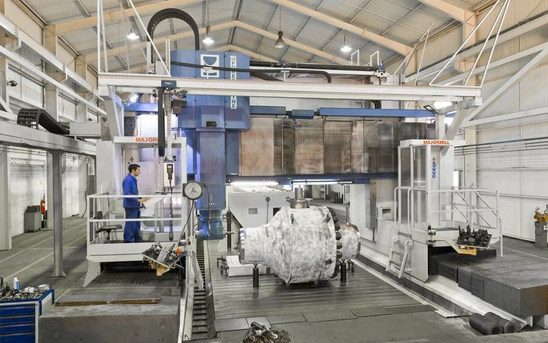 Large gantry milling machine and operator in a machining workshop
