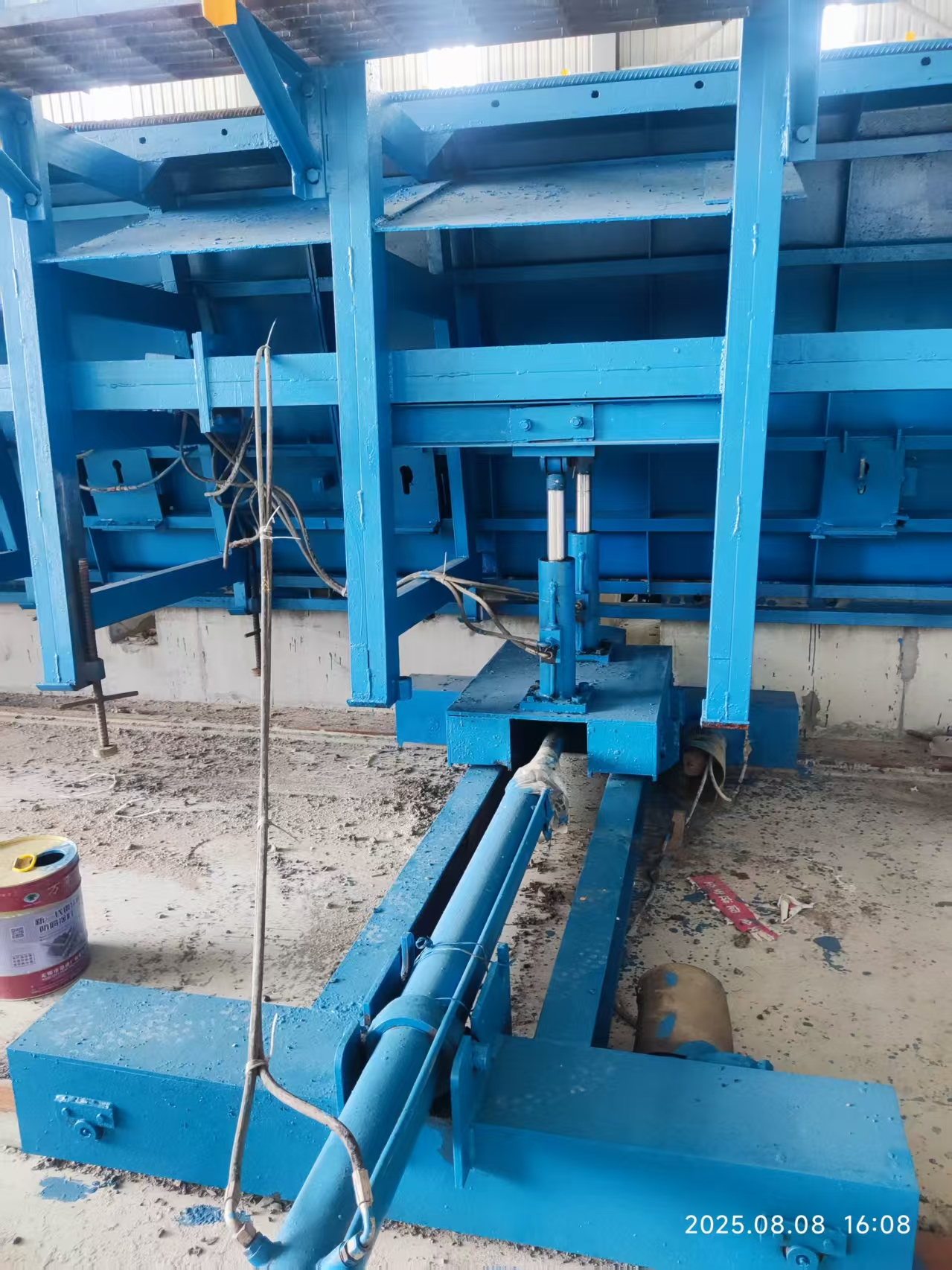 Hydraulic cylinder and rail mechanism installed beneath steel U-beam formwork