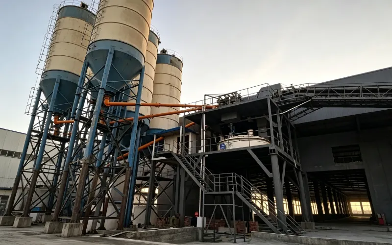 Concrete batching plant with storage silos above the mixing platform